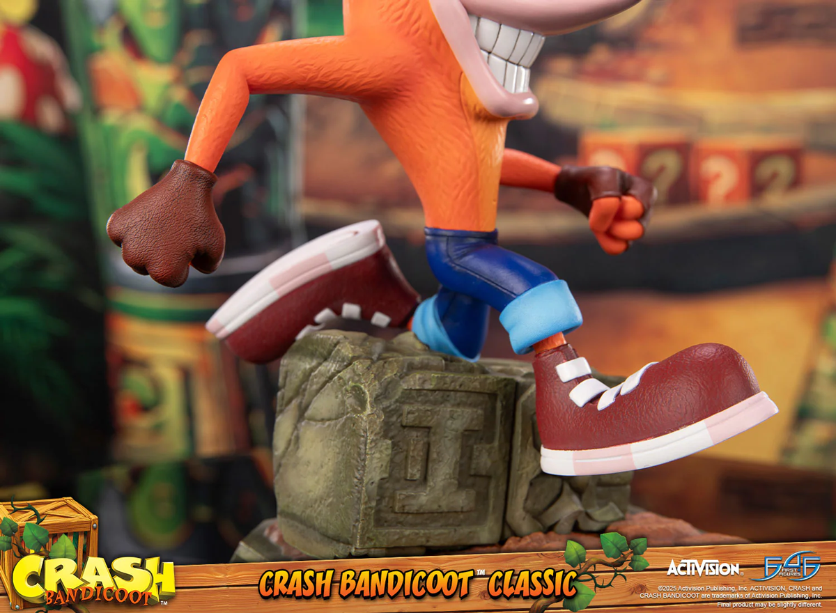 Crash Bandicoot - Crash Running Statue