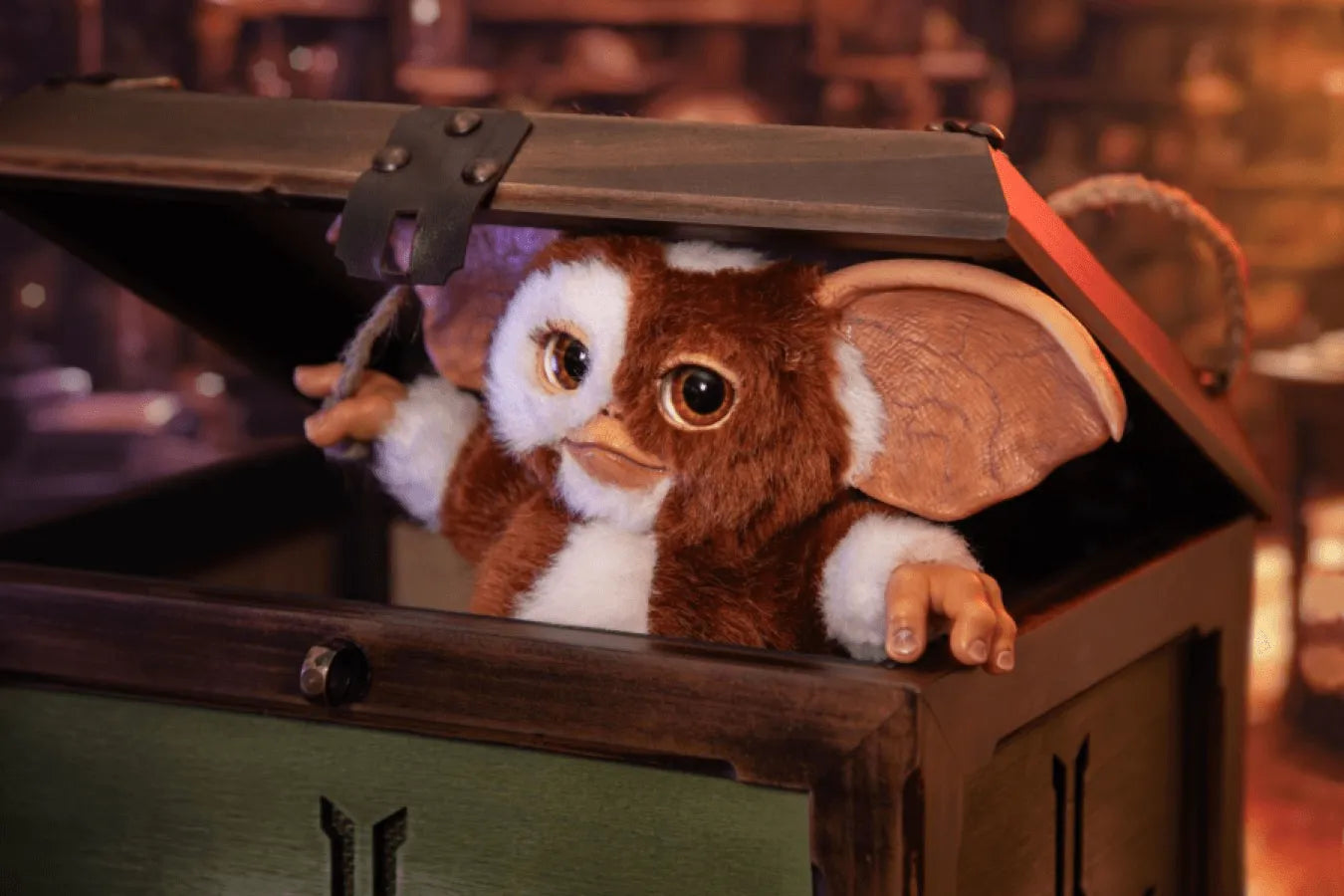 IKO1904 Gremlins - Replica Mogwai box and Gizmo plush - Ikon Design Studio - Titan Pop Culture