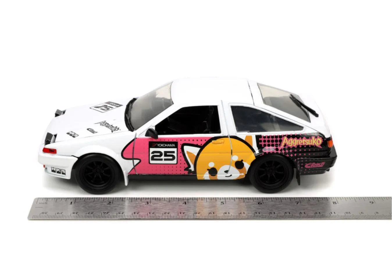 JAD33725 Aggretsuko - Toyota AE86 with Aggretsuko 1:24 Scale Diecast Set - Jada Toys - Titan Pop Culture