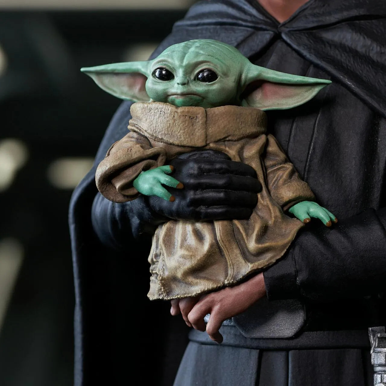 DSTFEB222120 Star Wars: The Mandalorian - Luke & Grogu Statue - Diamond Select Toys - Titan Pop Culture