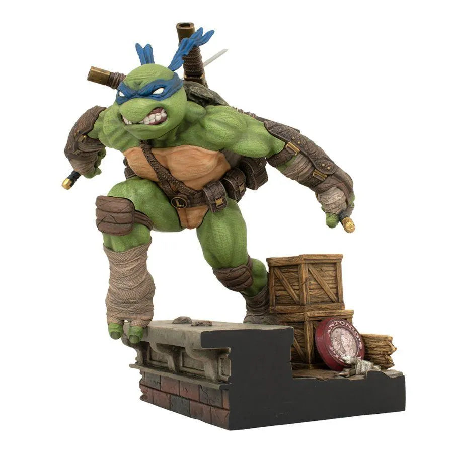 DSTJAN232416 Teenage Mutant Ninja Turtles (comics) - Leonardo Gallery Pvc Statue - Diamond Select Toys - Titan Pop Culture