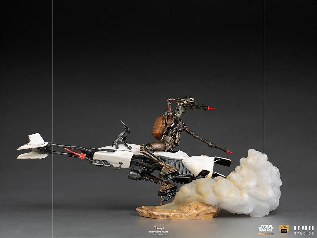 IRO28235 Star Wars: Mandalorian - IG-11 & Child Deluxe 1:10 Scale Statue - Dark Horse Comics - Titan Pop Culture