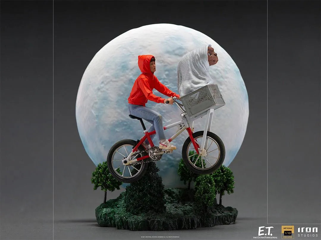 IRO28273 E.T. the Extra-Terrestrial - E.T. & Elliot Deluxe 1:10 Scale Statue - Iron Studios - Titan Pop Culture