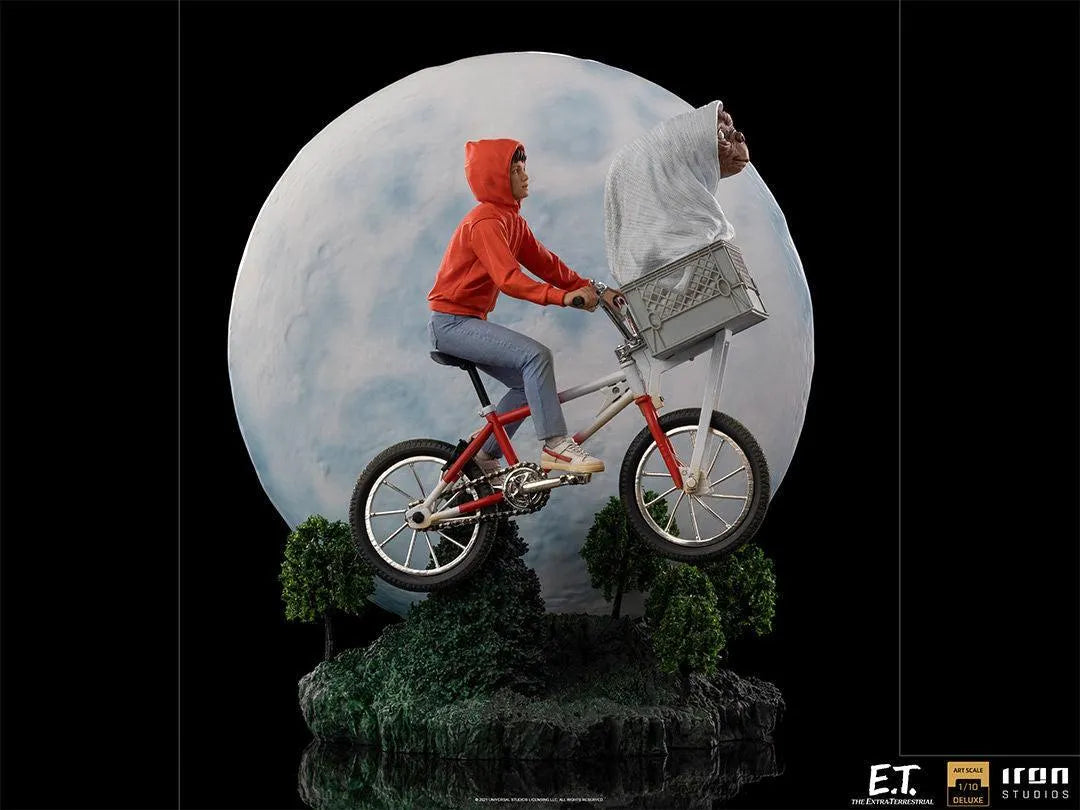 IRO28273 E.T. the Extra-Terrestrial - E.T. & Elliot Deluxe 1:10 Scale Statue - Iron Studios - Titan Pop Culture