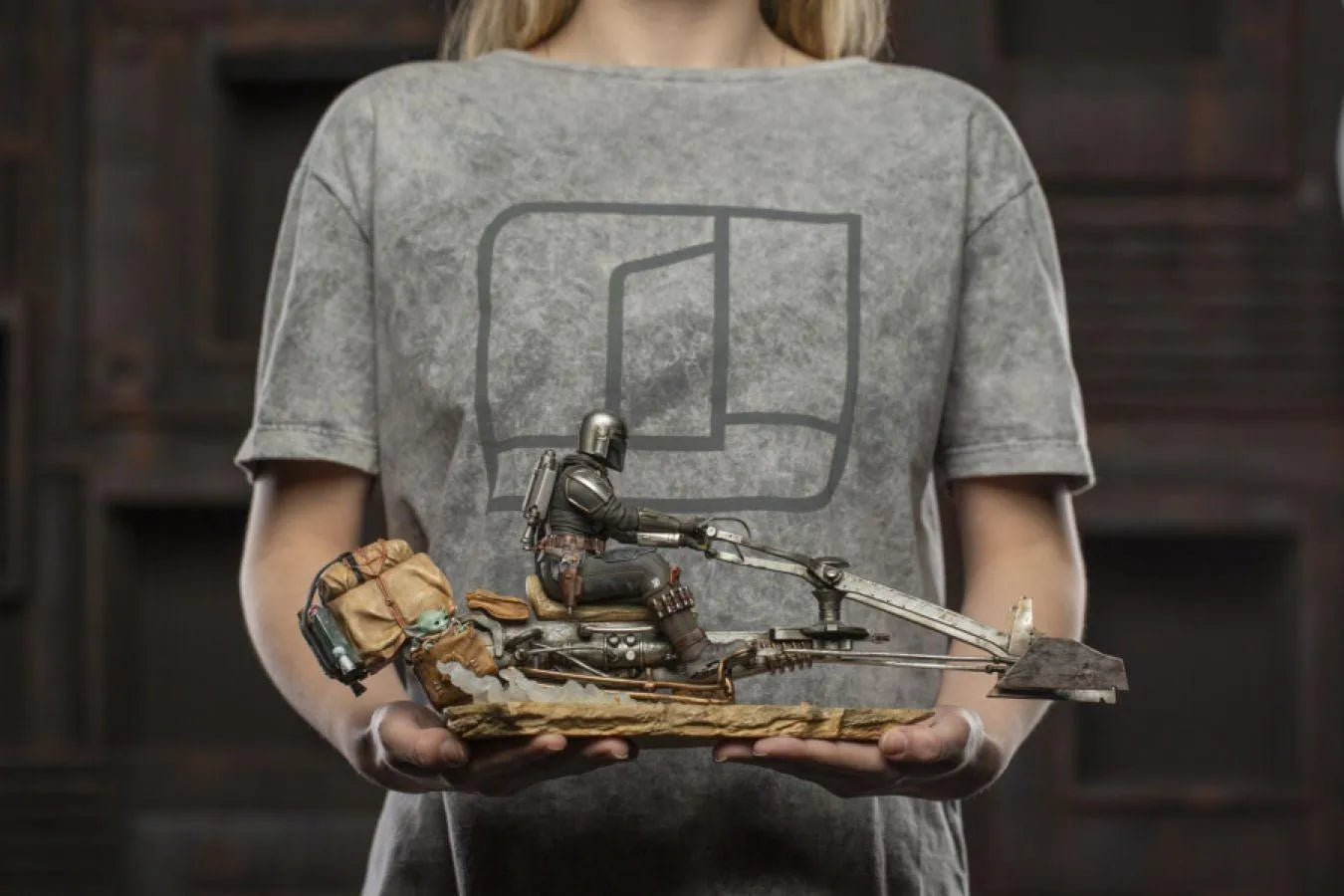 IRO28402 Star Wars: The Mandalorian - Mandalorian on Speederbike Deluxe 1:10 Scale Statue - Iron Studios - Titan Pop Culture