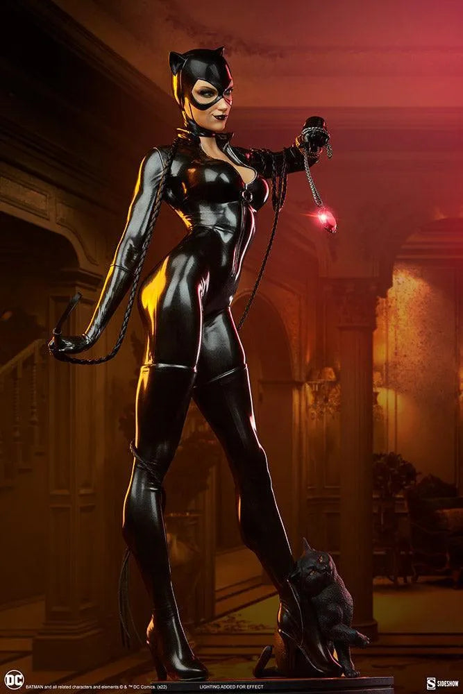 SID300787 DC Comics - Catwoman Premium Format Statue - Sideshow Collectibles - Titan Pop Culture