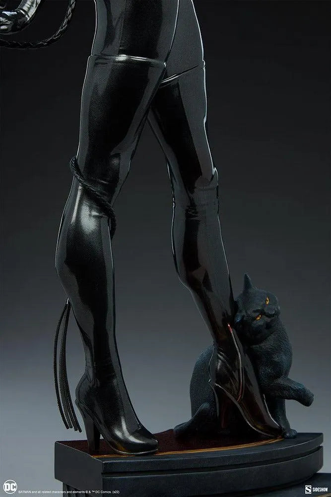 SID300787 DC Comics - Catwoman Premium Format Statue - Sideshow Collectibles - Titan Pop Culture