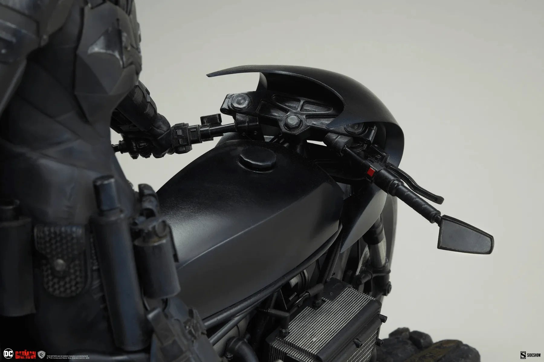 SID300819 The Batman - Batman Premium Format Statue - Sideshow Collectibles - Titan Pop Culture