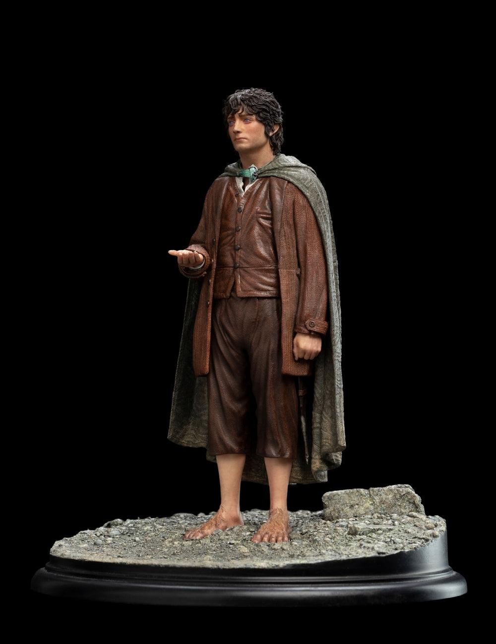 WET04156 The Lord of the Rings - Frodo Baggins, Ringbeaer Classic Series 1:6 Scale Statue - Weta Workshop - Titan Pop Culture