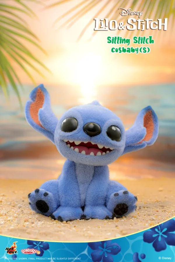 Lilo y Stitch (2025) - Stitch sentado en un Cosbaby