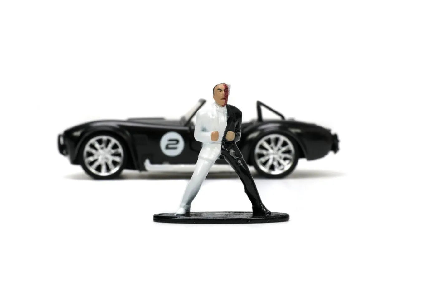 JAD33091 Batman (comics) - 1965 Shelby Cobra with Two-Face Figure 1:32 Scale - Jada Toys - Titan Pop Culture