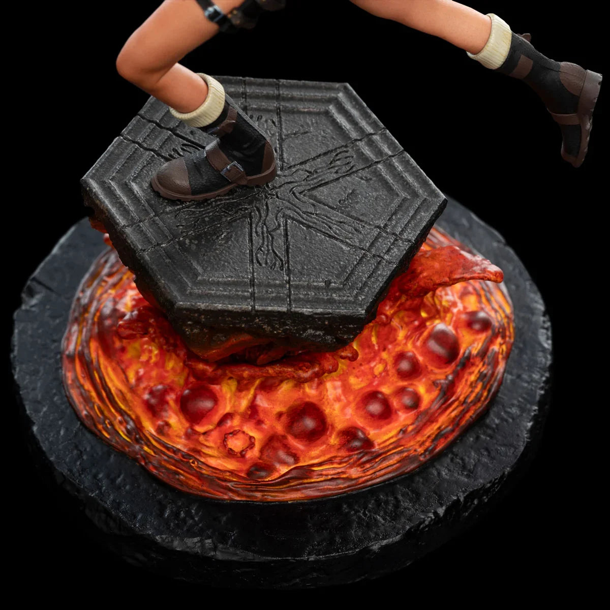 Tomb Raider - Figura en miniatura de Lara Croft: El Santuario de las Llamas