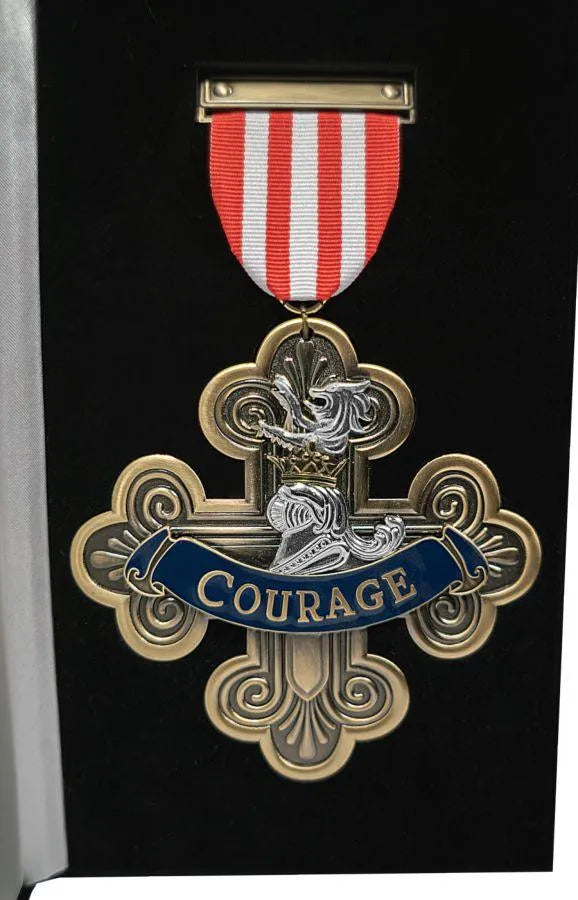 IKO1739 Wizard of Oz - Courage Medal Limited Edition Replica - Ikon Design Studio - Titan Pop Culture