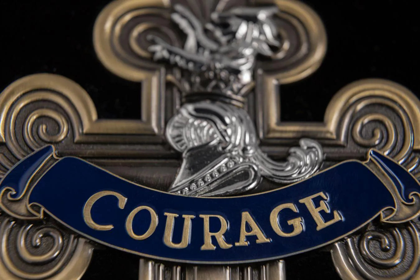 IKO1739 Wizard of Oz - Courage Medal Limited Edition Replica - Ikon Design Studio - Titan Pop Culture