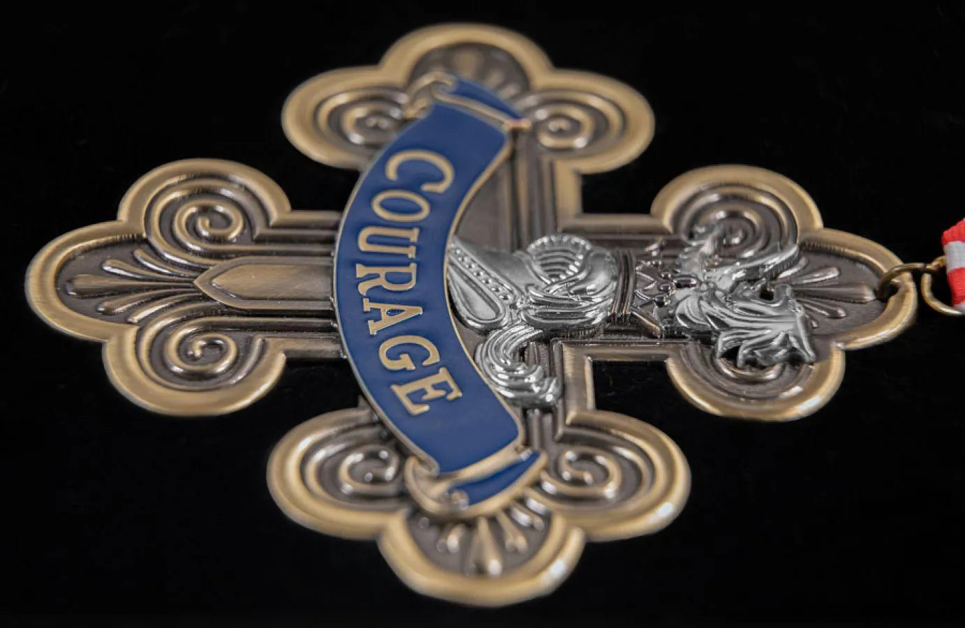 IKO1739 Wizard of Oz - Courage Medal Limited Edition Replica - Ikon Design Studio - Titan Pop Culture