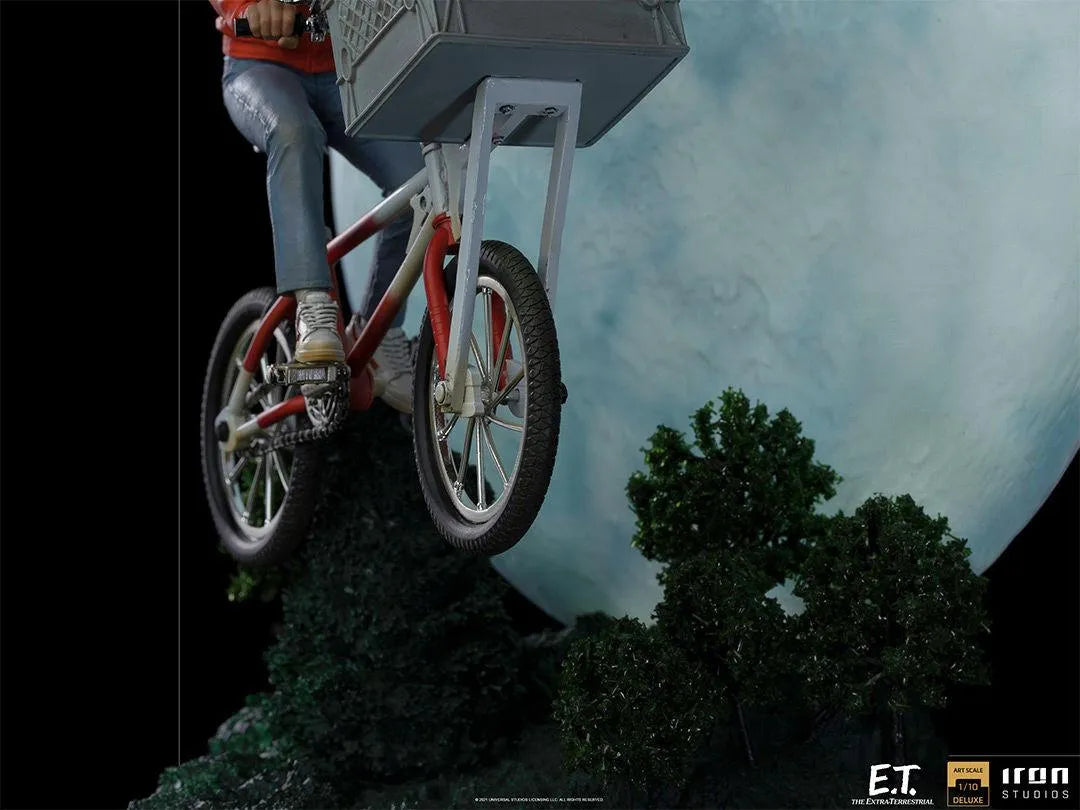 IRO28273 E.T. the Extra-Terrestrial - E.T. & Elliot Deluxe 1:10 Scale Statue - Iron Studios - Titan Pop Culture