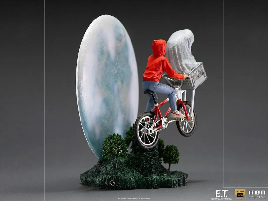 IRO28273 E.T. the Extra-Terrestrial - E.T. & Elliot Deluxe 1:10 Scale Statue - Iron Studios - Titan Pop Culture