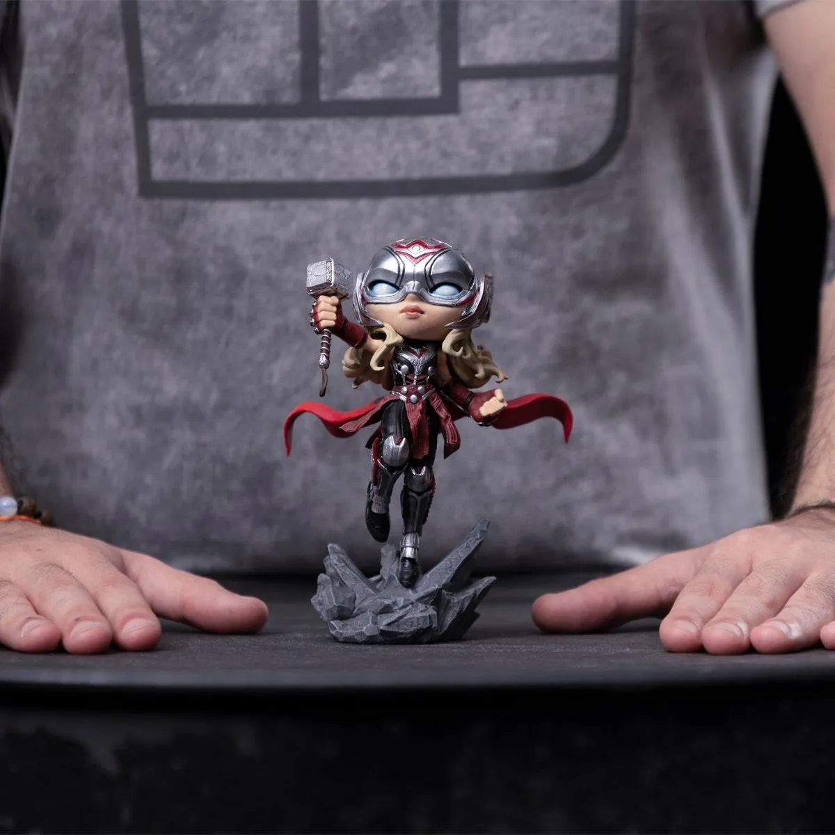 IRO51284 Thor 4: Love and Thunder - Mighty Thor Jane Foster Minico Vinyl - Iron Studios - Titan Pop Culture