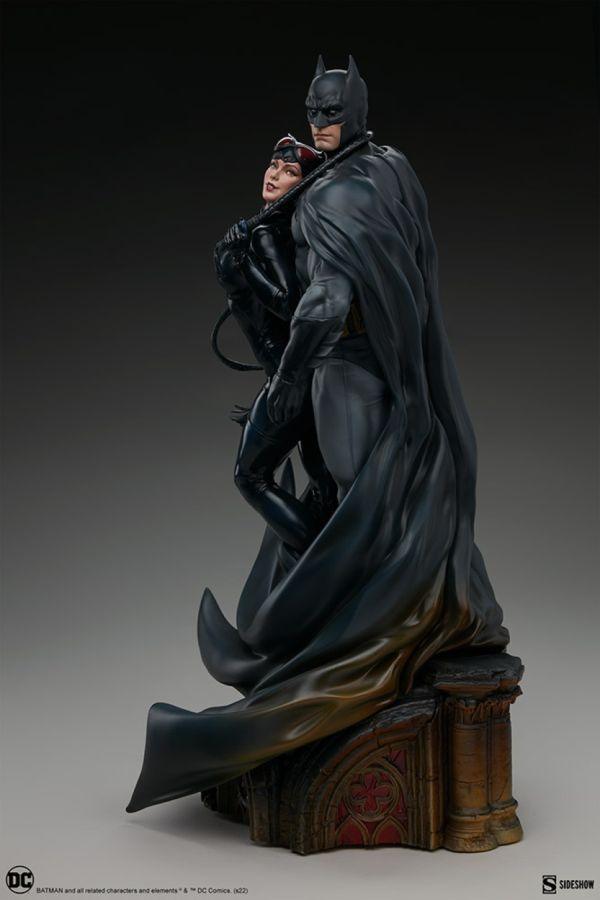 SID200618 DC Comics - Batman & Catwoman Diorama - Sideshow Collectibles - Titan Pop Culture