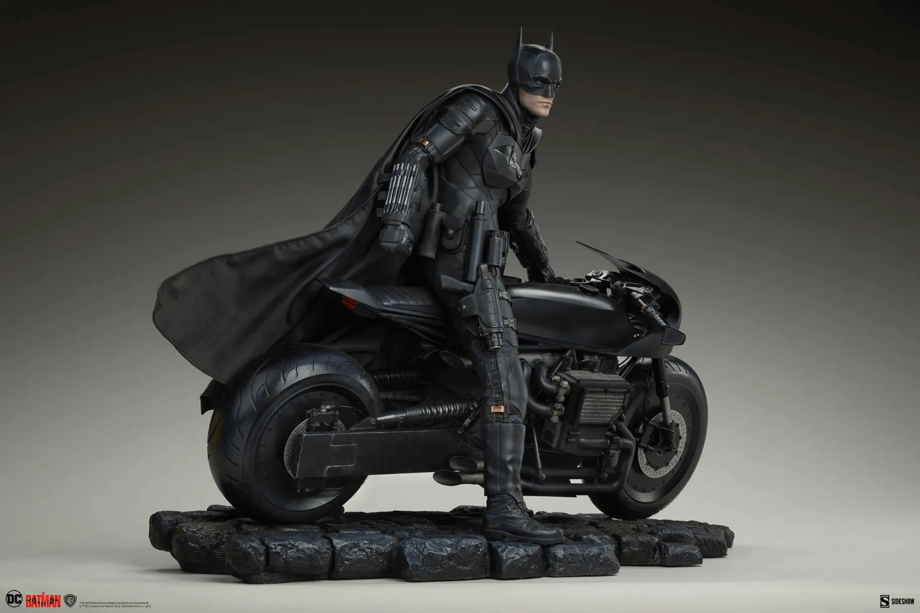SID300819 The Batman - Batman Premium Format Statue - Sideshow Collectibles - Titan Pop Culture