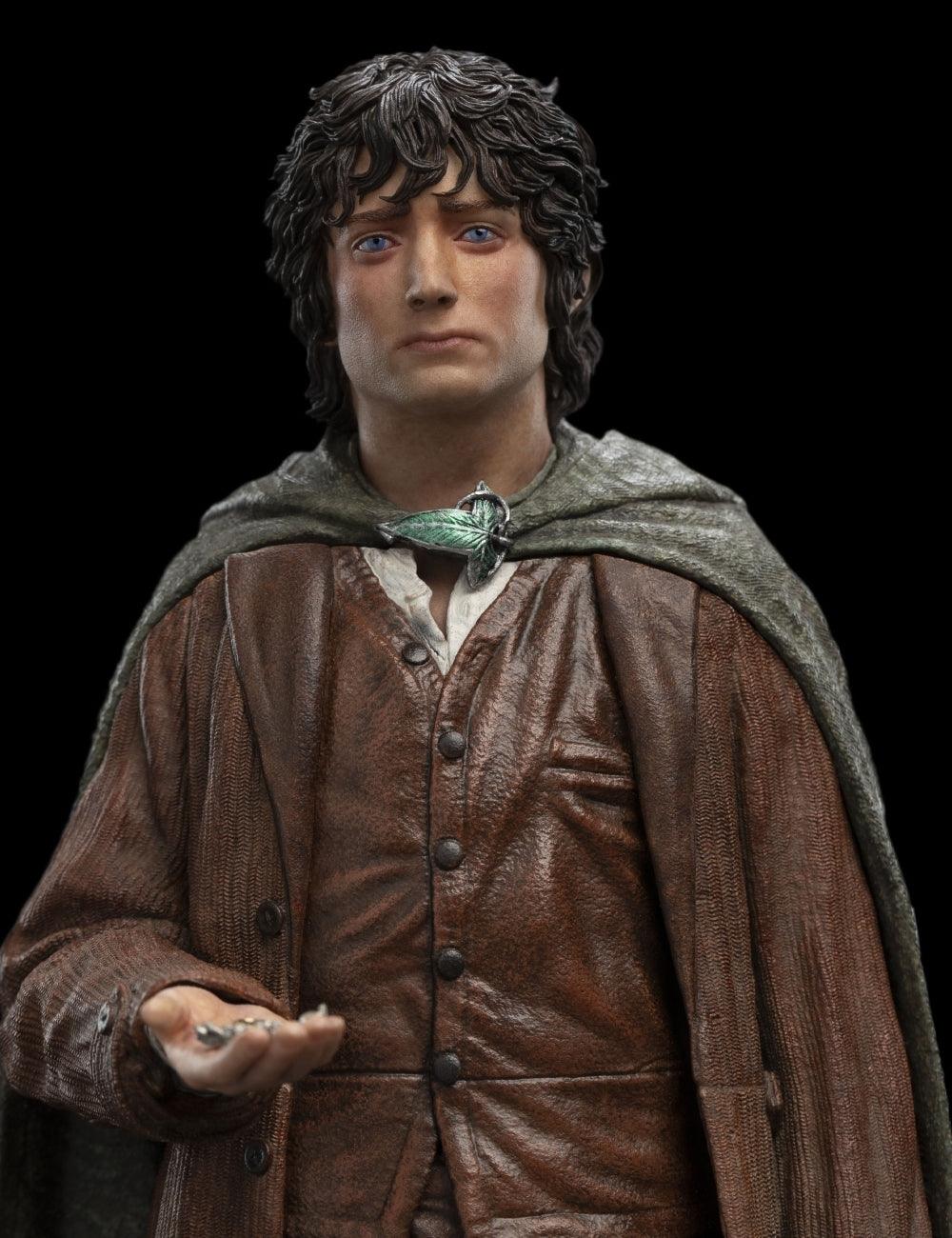 WET04156 The Lord of the Rings - Frodo Baggins, Ringbeaer Classic Series 1:6 Scale Statue - Weta Workshop - Titan Pop Culture
